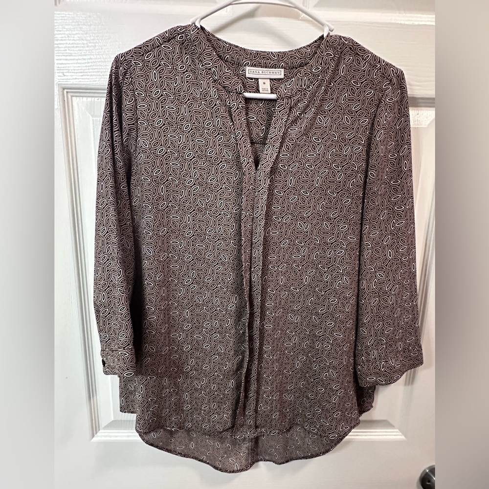 Dana Buchman 3/4 sleeve patterned pullover blouse. V~neck. Small